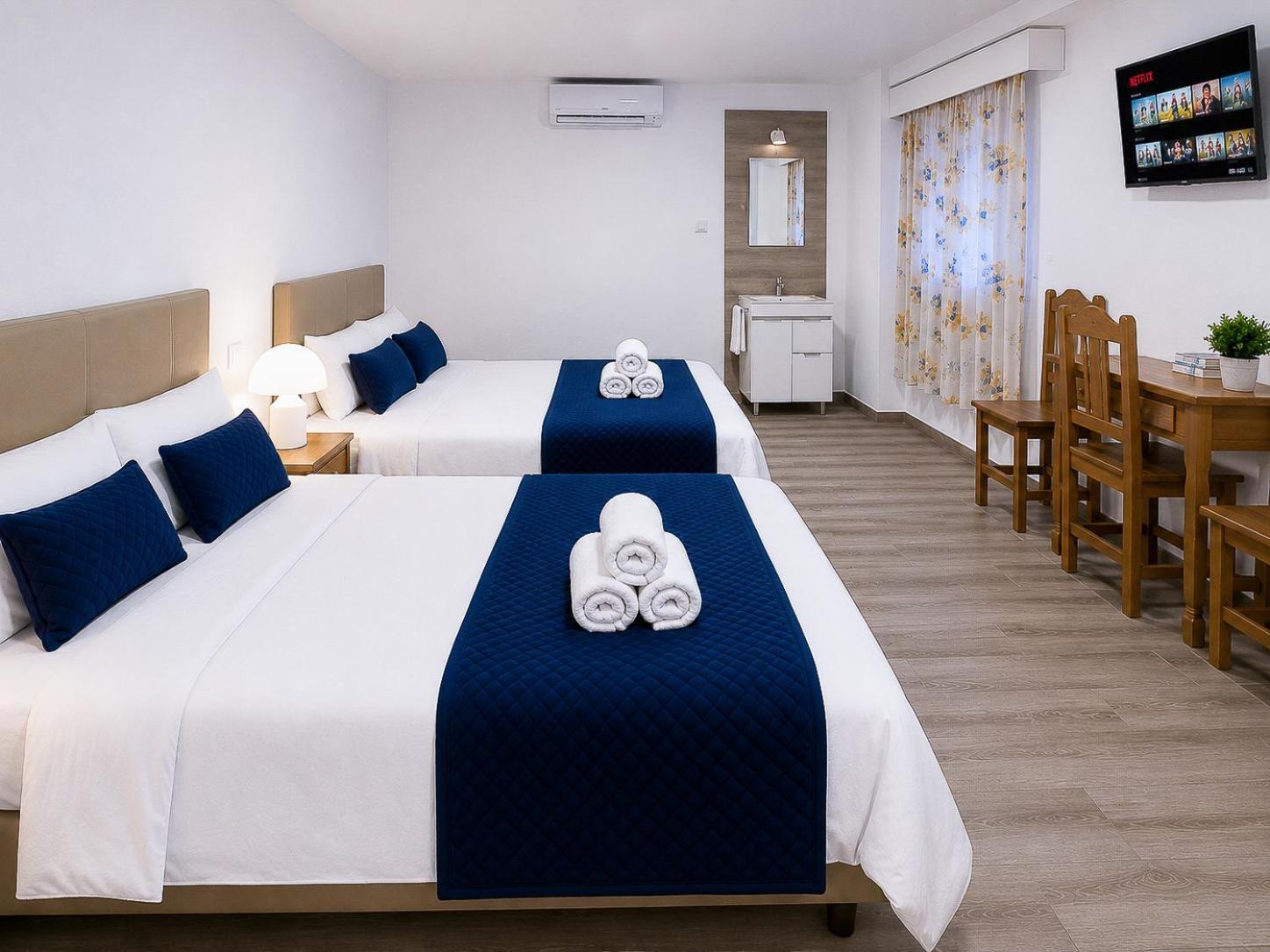 Vierpersoonskamer met Gedeelde Badkamer
